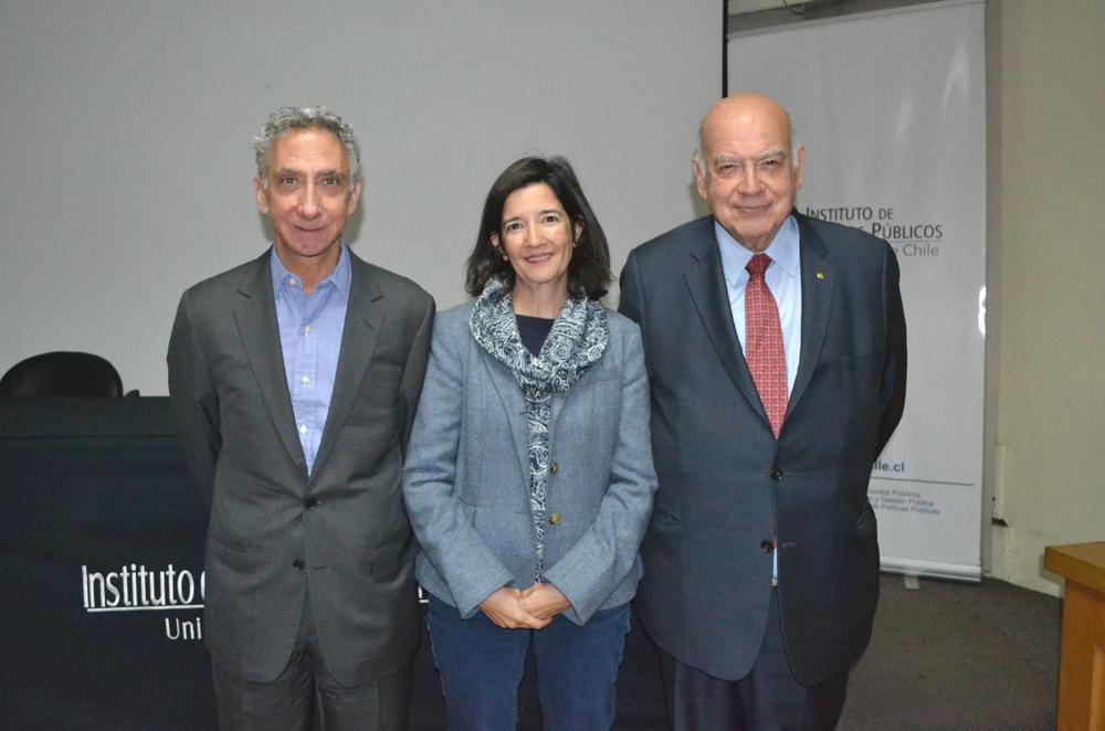 El profesor Christopher Sabatini, la académica María Cristina Escudero y el senador José Miguel Insulza.