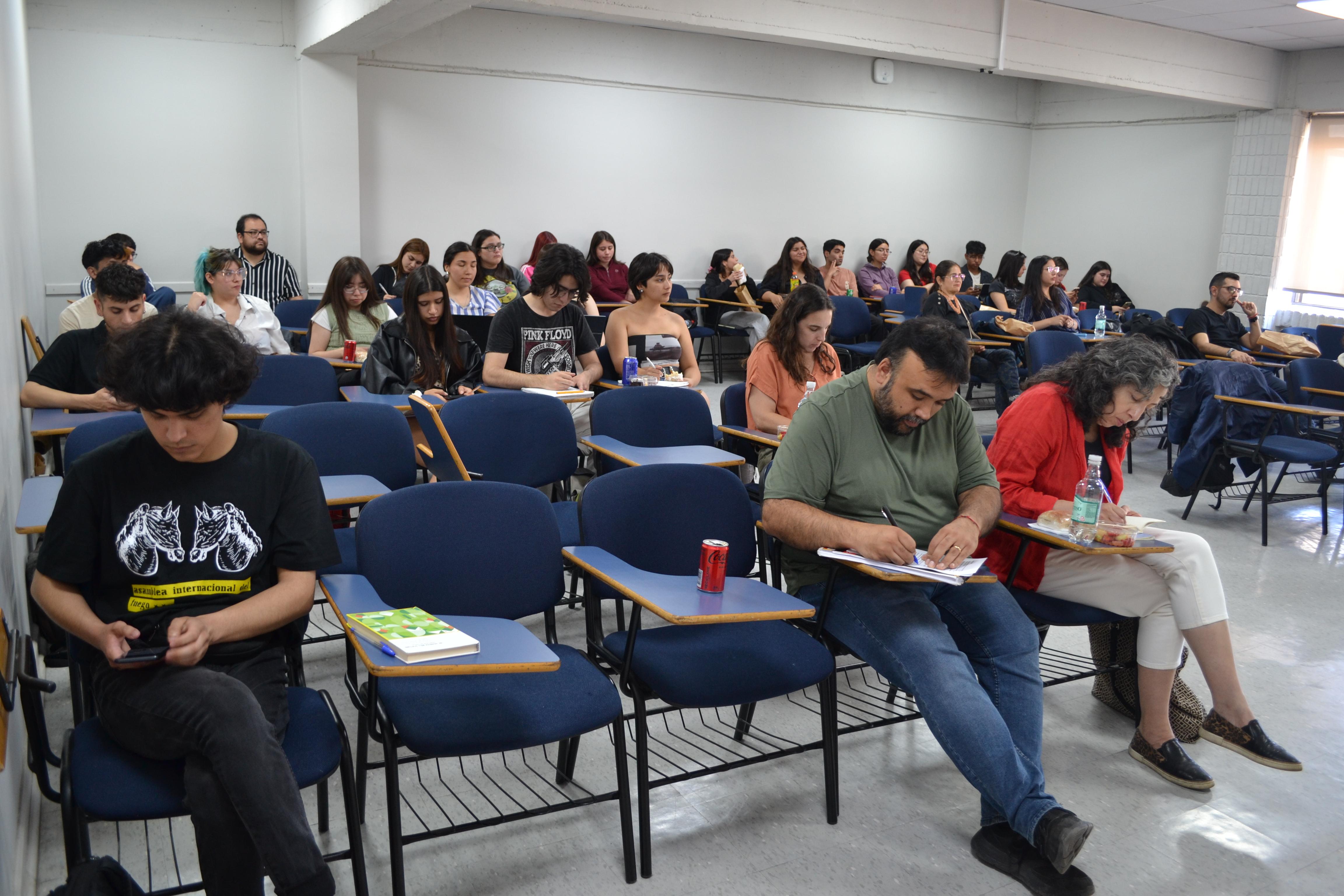 Grupos de investigación de la Facultad de Gobierno presentaron sus avances ante estudiantes