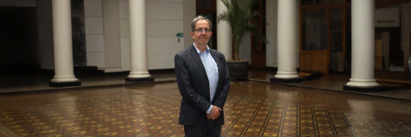 Decano de la Facultad de Gobierno publica artículo en revista internacional de alto impacto sobre la reforma educacional chilena