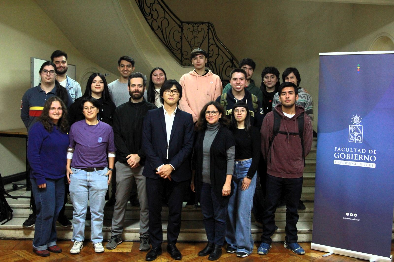 Diplomático de la Embajada de Japón realiza charla en curso de Ciencia Política de la Facultad de Gobierno
