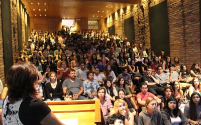 La bienvenida fue a los mechones y mechonas de las carreras de Arquitectura, Geografía y Diseño.