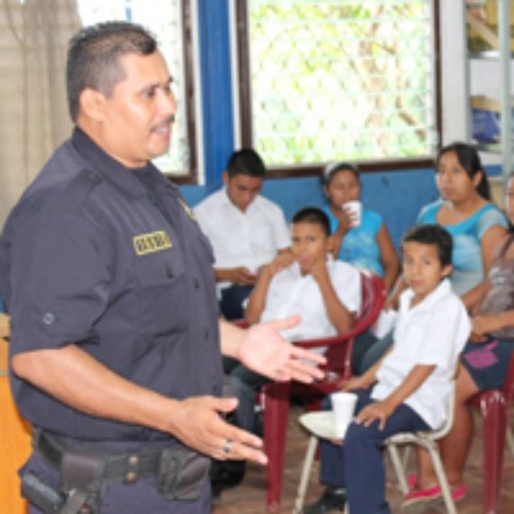 Policía comunitaria en Nahuizalco, El Salvador.