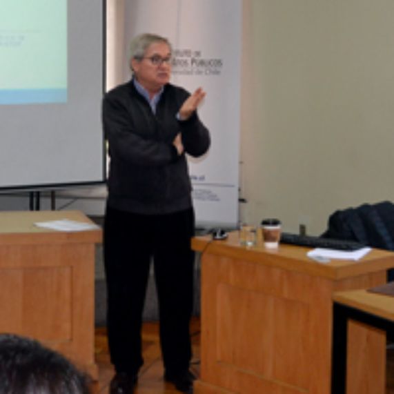 Seminario de investigación: Profesor Agüero expuso sobre la institucionalización de los regímenes autoritarios