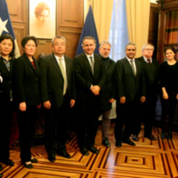 Instituto de Asuntos Públicos y Chinese Academy of Governance firman acuerdo de colaboración