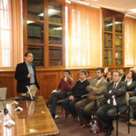 Profesor Micco presenta La política sin los intelectuales en regiones