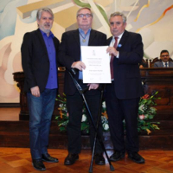 Profesor Felipe Agüero recibe medalla de profesor titular