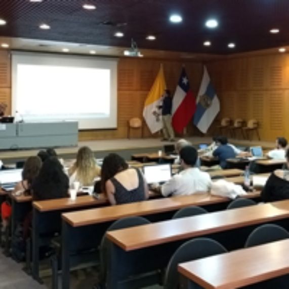 Profesor Maillet y estudiantes exponen en seminario sobre participación