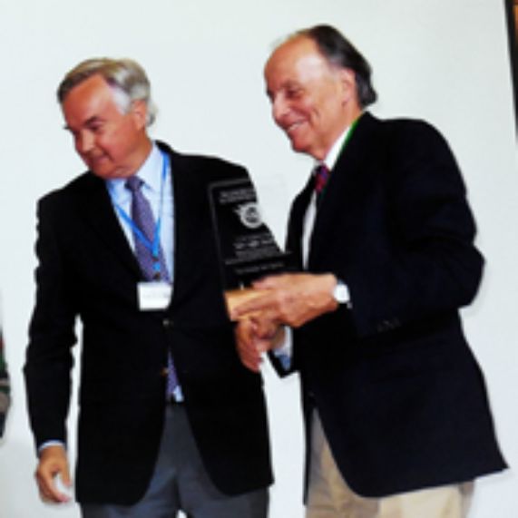 Prof. Gligo recibe Premio de Academia Chilena de Ciencias Agronómicas
