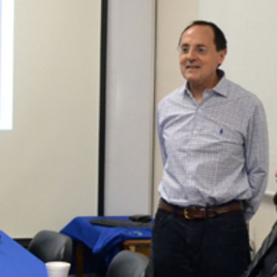 Prof. de U Granada expuso sobre incidencia del framing en elecciones