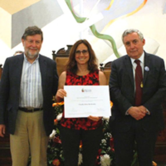 Claudia Heiss recibe reconocimiento a mejor docente de pregrado INAP