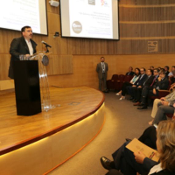 Prof. Ramírez dictó charla sobre gobierno abierto en la Contraloría