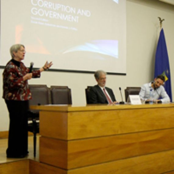 Especialistas entregan recomendaciones para enfrentar la corrupción