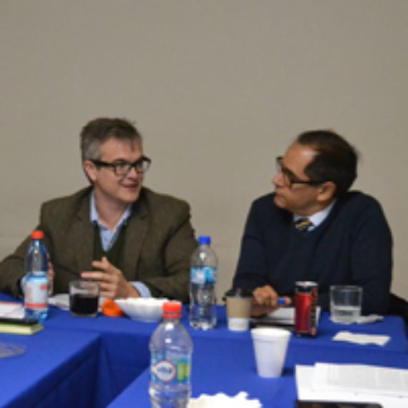 Profs. Saralegui y Cordourier exponen en seminario de investigación