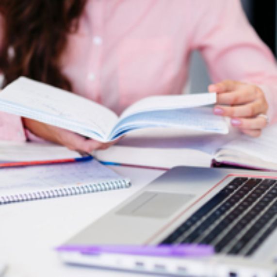 Escuela de Gobierno entrega chips a estudiantes para acceso a internet