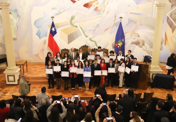 Facultad de Gobierno tituló a su primera generación de estudiantes de Ciencia Política