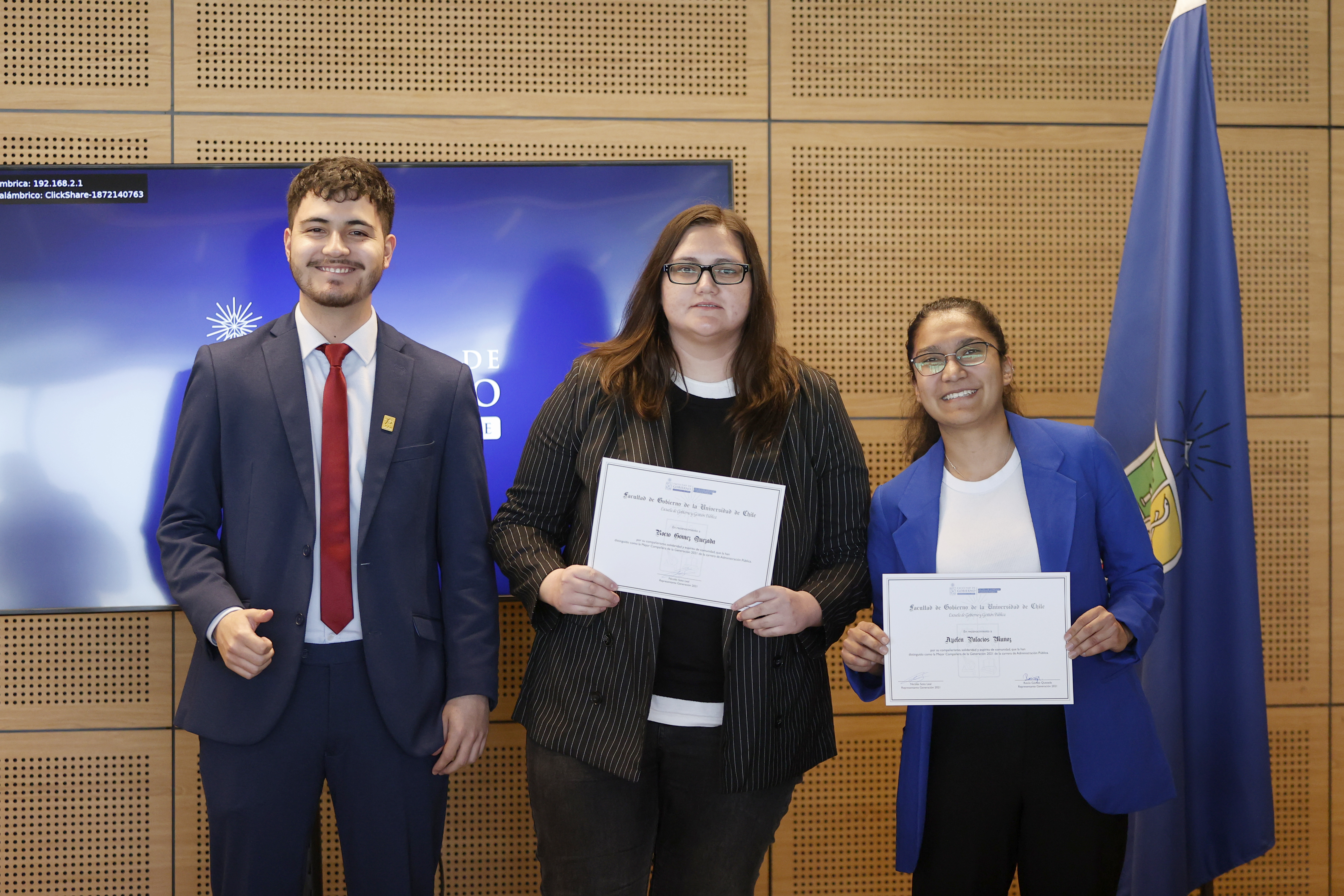 Nicolás Soto, representante generación 2021 Administración Pública, junto a Rocío Gómez y Ayelén Palacios reconocidas con el premio de mejores compañeras